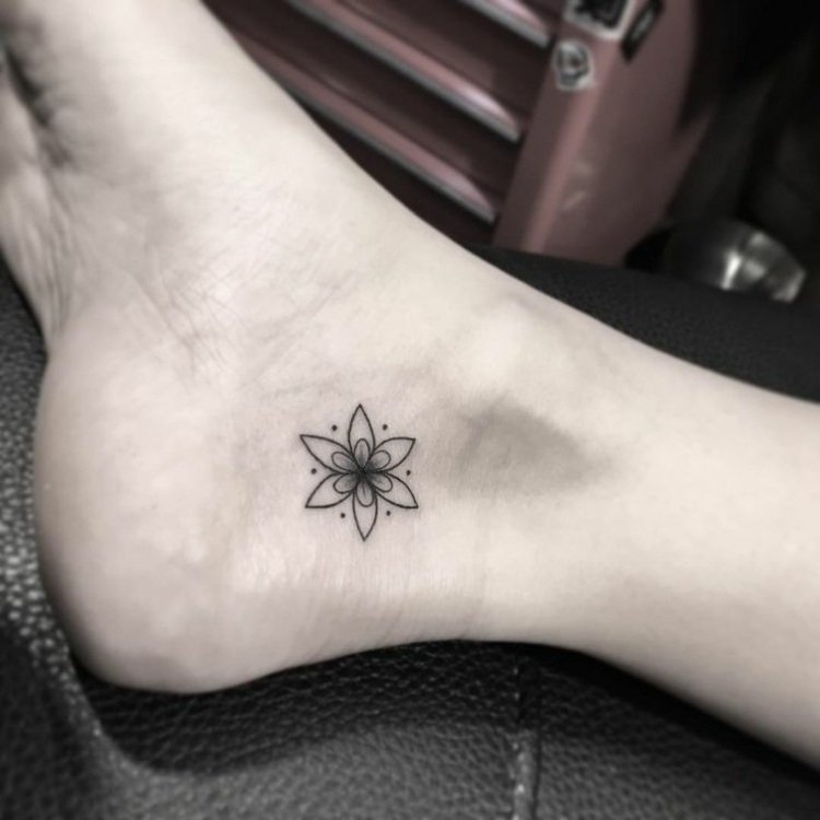 subtil-tatuering-idéer-kvinnor-blomma-hacka-fotled-geometrisk