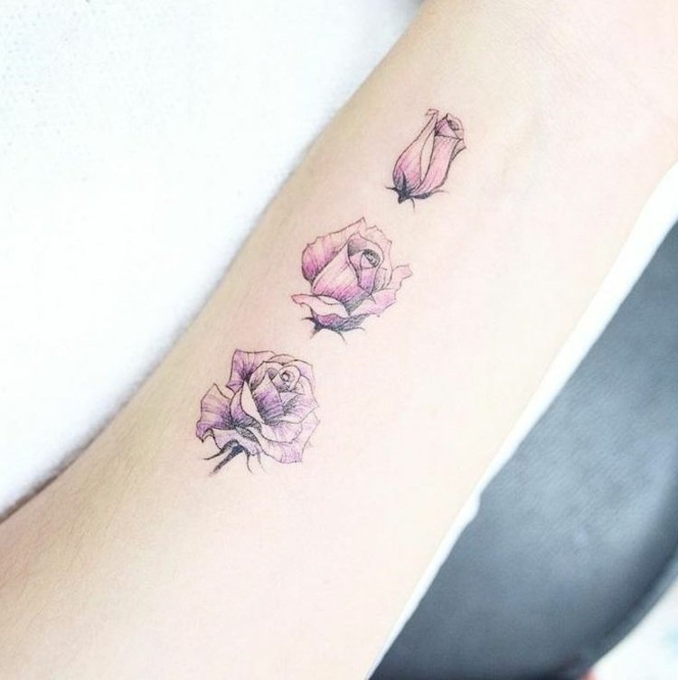 subtila-tatuering-idéer-kvinnor-blommande-ros-arm-tatuering-rosa-tre-bilder