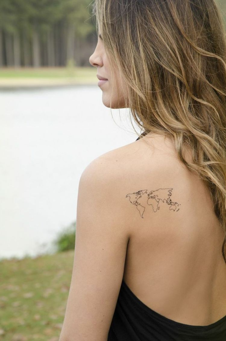 subtil-tatuering-idéer-kvinnor-karta-resenär-äventyr-axel