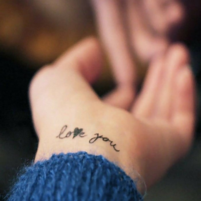 subtil-tatuering-idéer-kvinnor-älskar-dig-inskription-handled