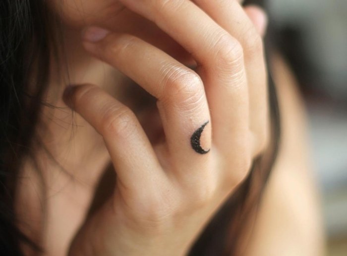 tatuering-idéer-för-kvinnor-diskret-ring-finger-sickle-moon