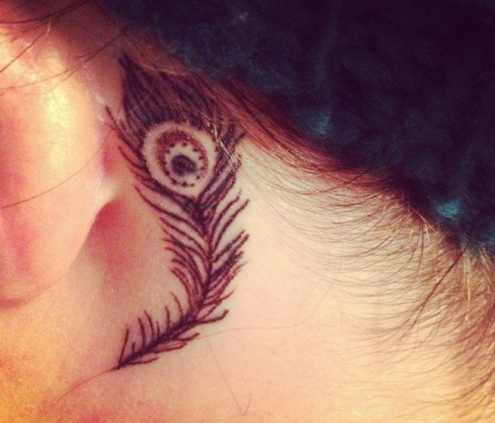 subtil-tatuering-idéer-för-kvinnor-bakom-örat-påfågelfjäder