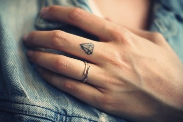 diamant-tatuering-på-fingrar-diskret-eleganta-idéer-kvinnor