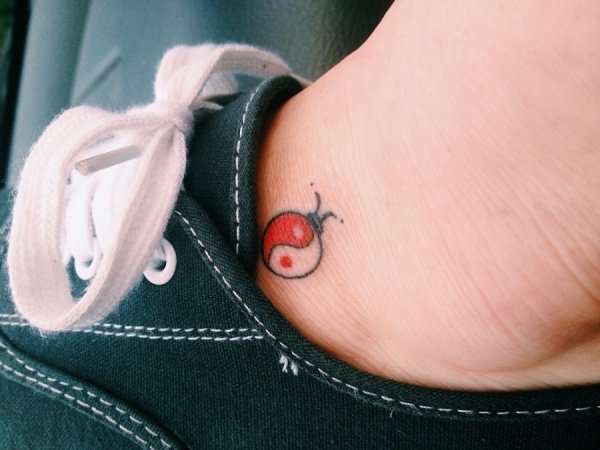kvinnor-subtil-tatuering-på-fotled-nyckelpiga-röd