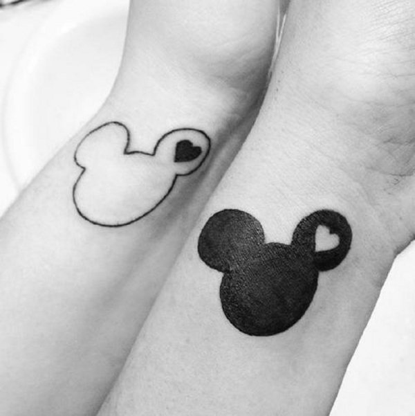 subtila-tatueringar-idéer-för-kvinnor-mickey-mus-design-vänner