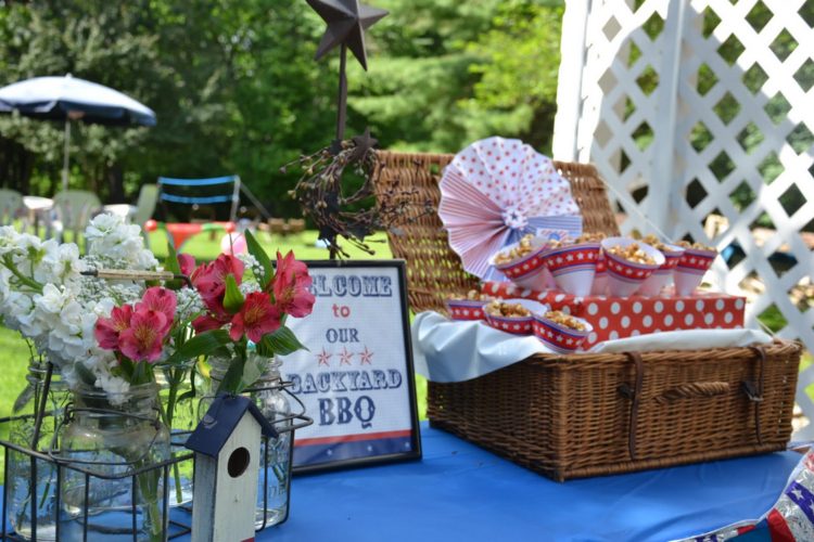 grillfest idéer bord rotting korg blommor dekor fågelholk