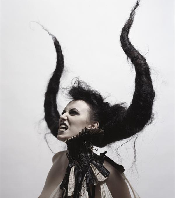 halloween kostym kvinna minotaur koncept frisyr