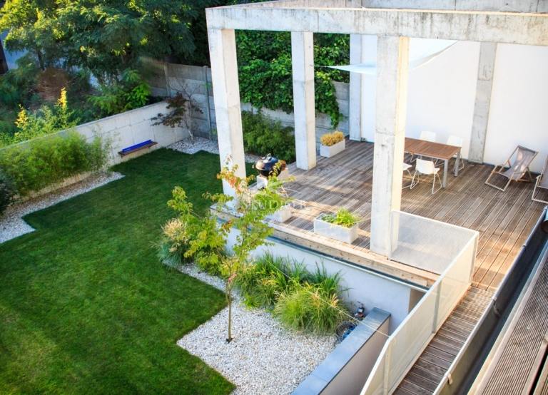 Betongpergola på en terrass som en modern accent och kontrast till trä