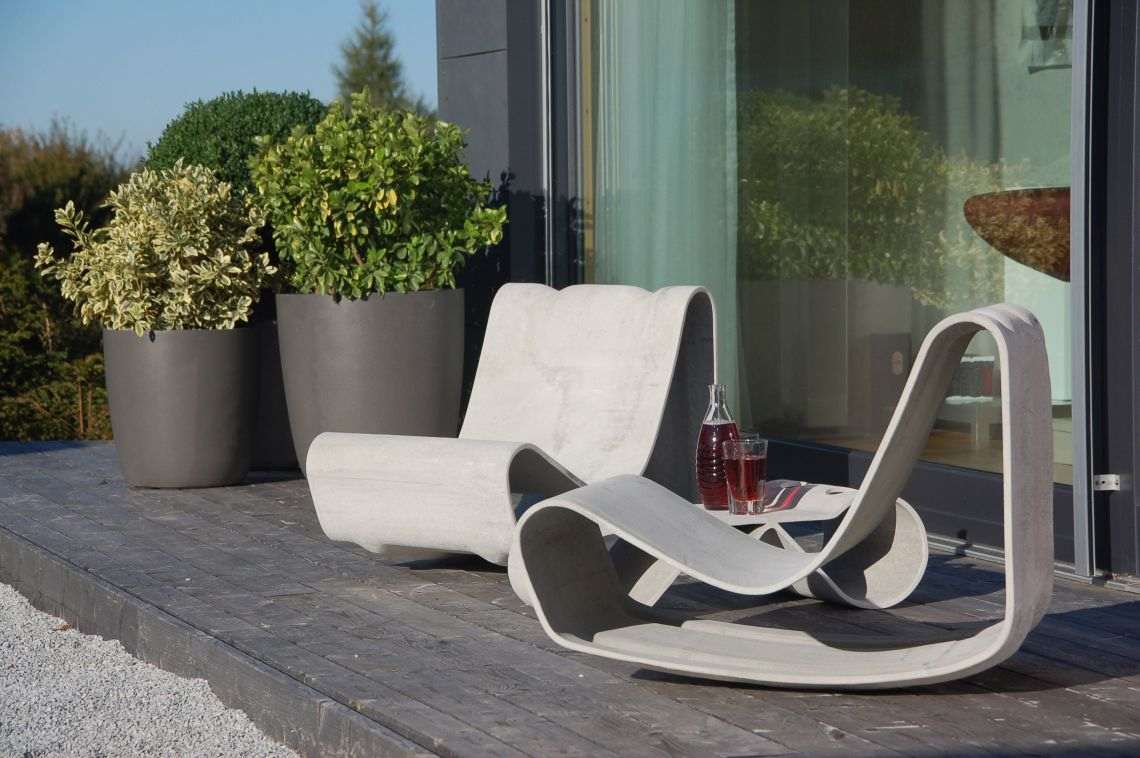 Solstolar som trädgårdsmöbler för en modern trädgårdsdesign med betong