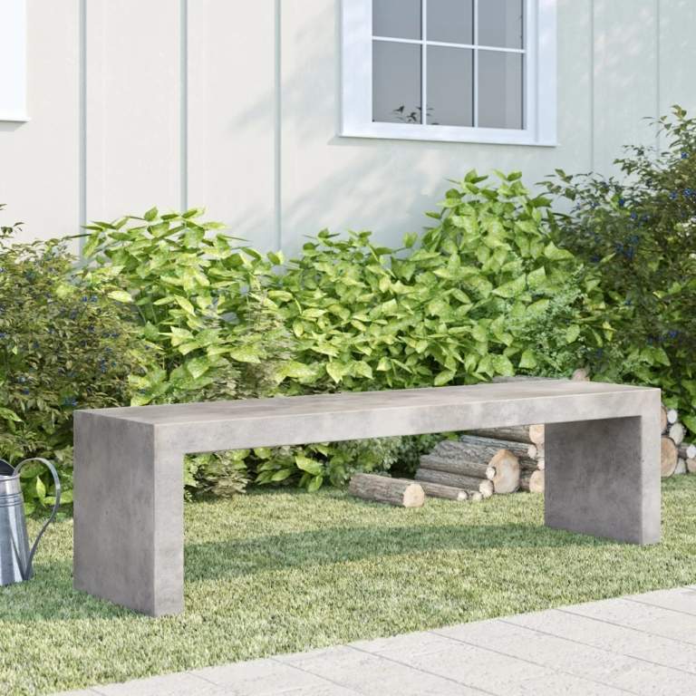 Enkel betongbänk för reträtt i trädgården