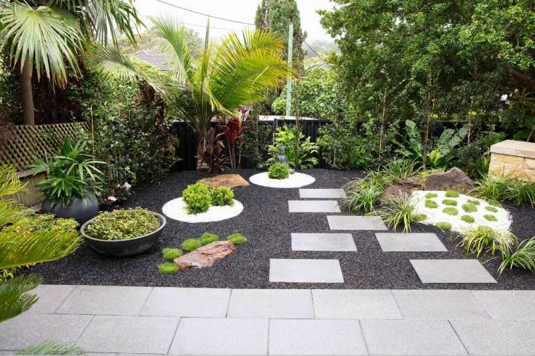 Zen trädgård design med betong för fyrkantiga och runda plattor och grått grus
