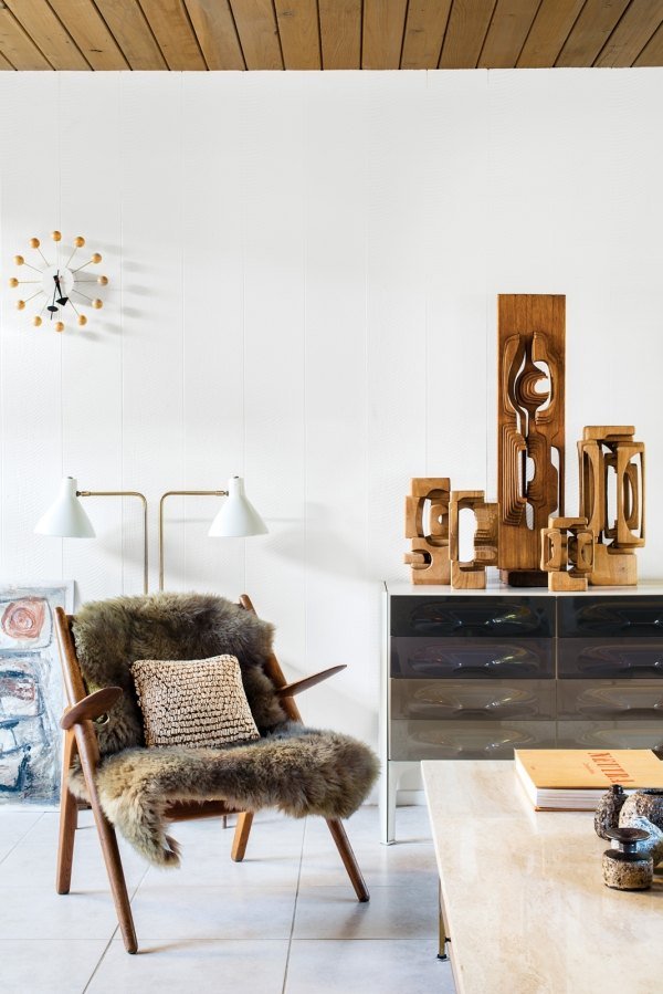 Skandinavisk möbelstil fåtölj vardagsrum design dekorativ pälsfilt
