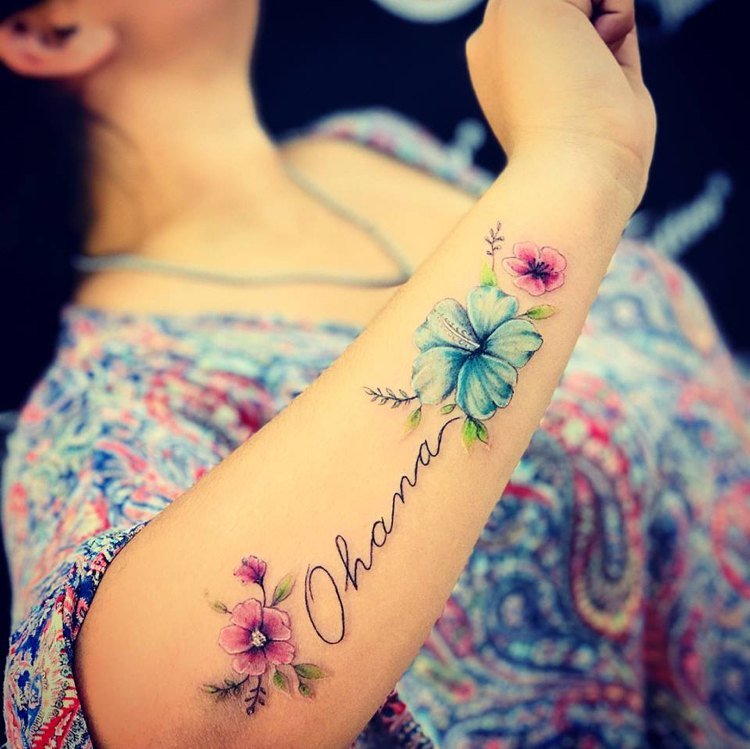 ohana familjetatuering hibiskusblommor marshmallow blårosa underarm