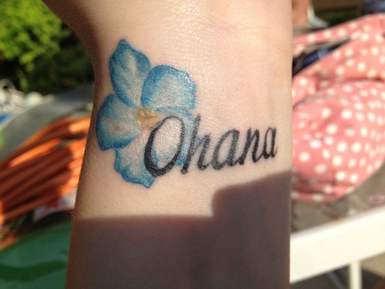 ohana tatuering blå färgrik underarm