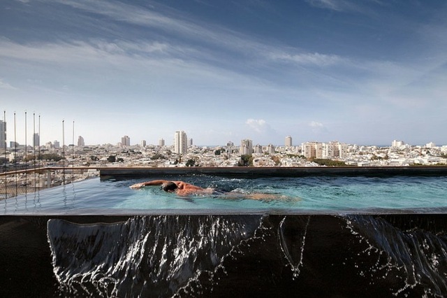 Rooftop infinity pool city vacker utsikt
