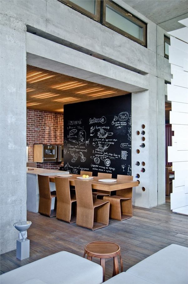 modernt-kök-inredning-trä-stolar-minimalistisk-betong-väggar-svarta tavlan