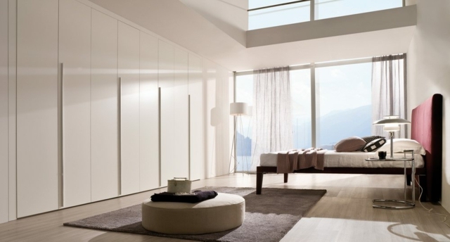 Inbyggd garderob-vita-dörrar-med-handtag-trä säng