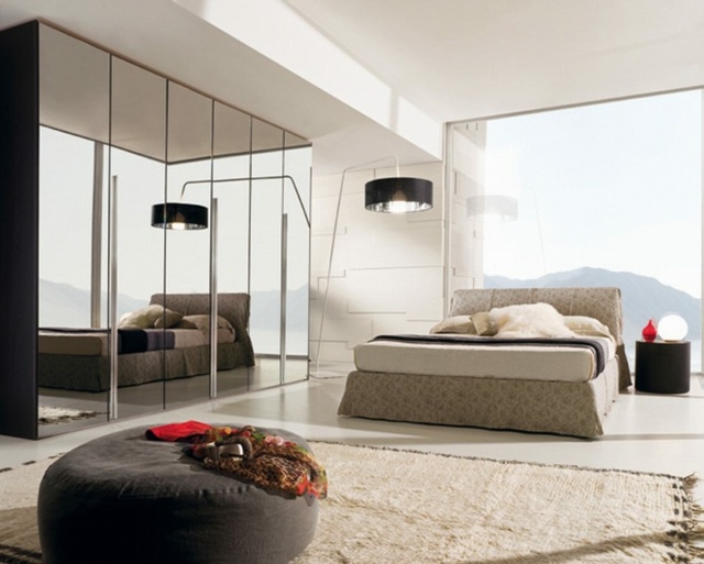 Berg-landskap-moderna-sovrum-garderob-med-spegeldörrar