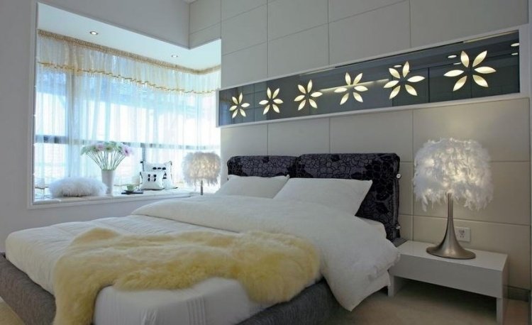 sovrum-vägg-dekoration-belysta-väggpaneler-blommor
