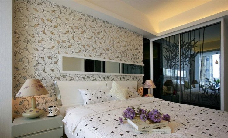 sovrum-vägg-design-blommig-tapet-grädde-vit-vägg-spegel