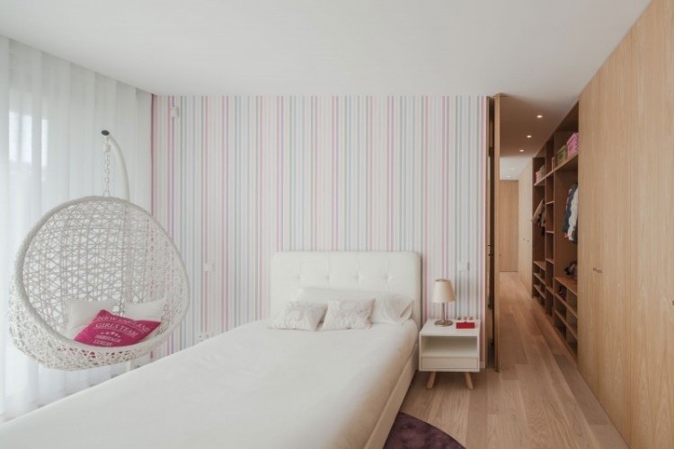 sovrum-vägg-design-tapeter-rand-mönster-ljus-färger-hängande stolar