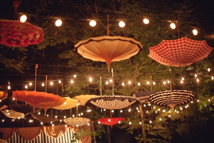 trädgårdsfest-dekoration-idé-parasoll-upp och ner-fe-lampor