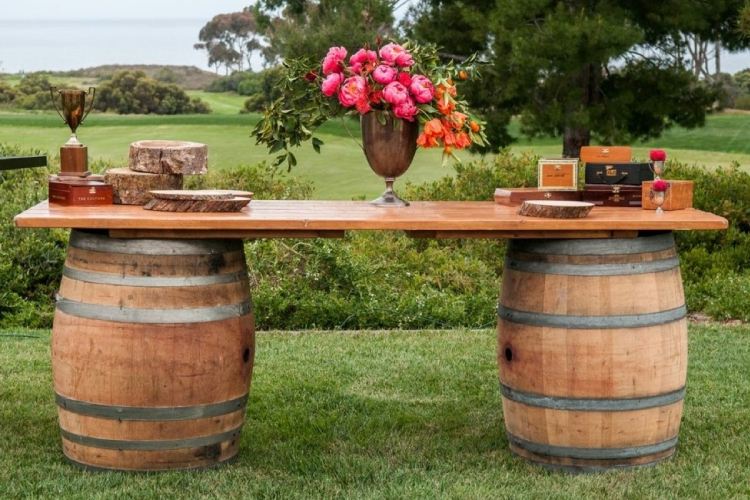 trädgårdsfest-sommar-buffé-vin-fat-istället-för-bord-rustik
