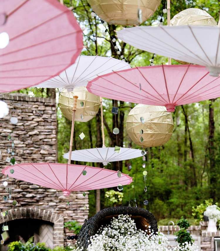 trädgårdsparty-rosa-vitt-papper-paraplyer-upp och ner-guldfärgade-papper-lampor
