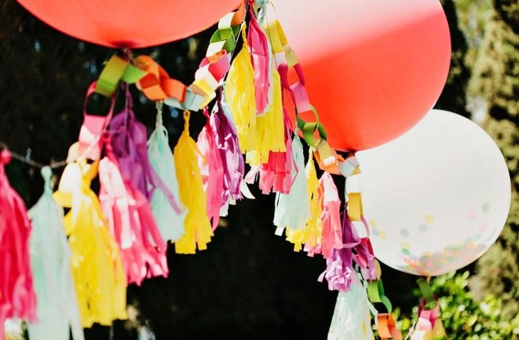 dekoration-idéer-trädgård-fest-ballonger-papper-kedjor-fransar