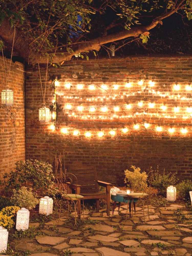 dekoration-idéer-trädgårdsfest-älvlampor-tegelvägg