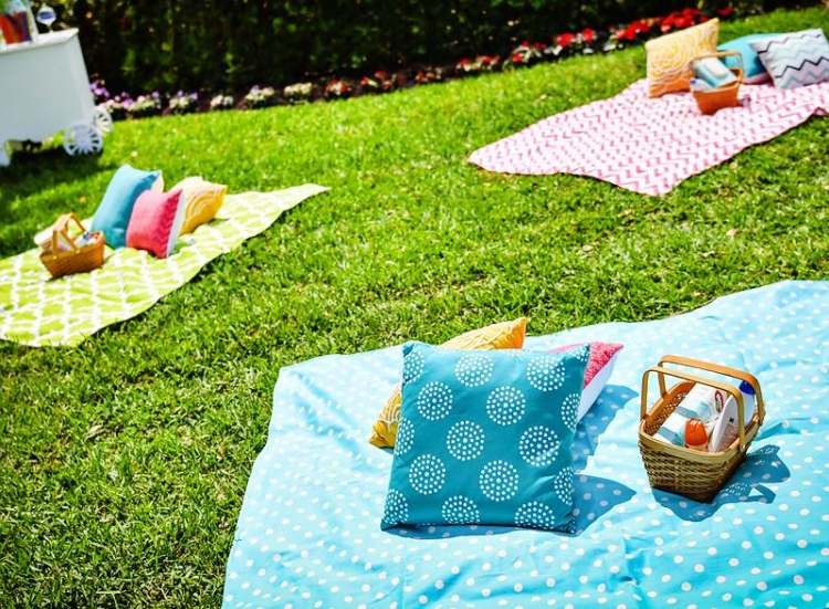 idéer-trädgård-fest-picknick-filtar-färgglada-kuddar