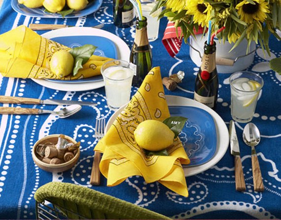 sommar bordsdekoration blå duk gula servetter citron