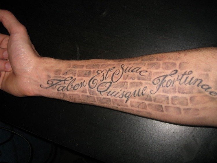 tatuering säger att alla är deras tur smed latin underarm man