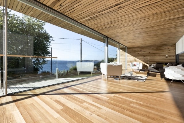 Levande designtrender-trätak, golvdesign-rum-högt glas