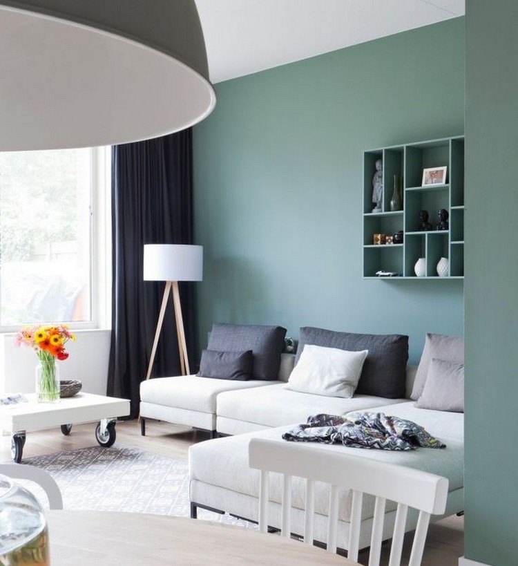 Vägg-färg-vägg-design-idéer-2014-salvia-grönt-vardagsrum-weisses-soffa