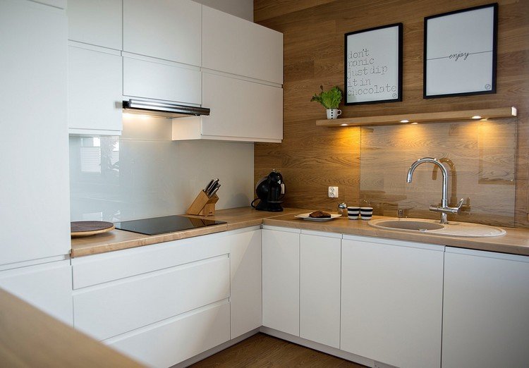 Moderna kök i bänk-väggbeklädnad i ek med vita fronter