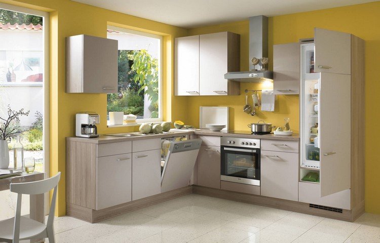 moderna kök-ek-gul-vägg-färg-matt-vit-fronter