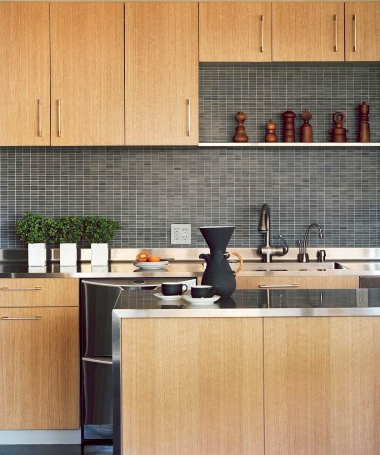 moderna kök-ek-ljus-trä-kök-vägg-mosaik-bänkskiva-rostfritt stål