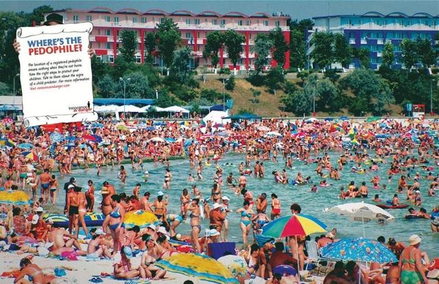 Människor-i-semester-på-stranden-mot-pedofili