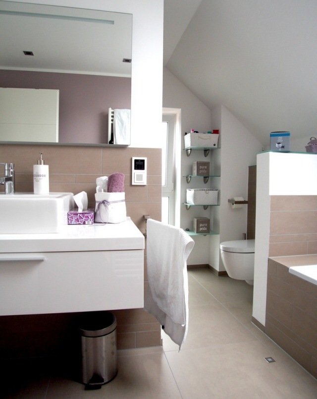 litet-badrum-sluttande tak-skumma rosa-kakel-hyllor-nisch