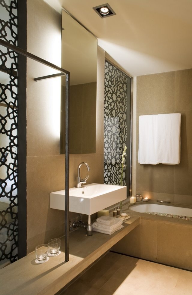 litet badrum-badkar-idé-hylla-under-fåfänga-dekorativt fönster