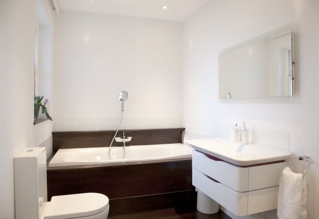 litet-badrum-bad-hand-dusch-vit-vägg-färg-special