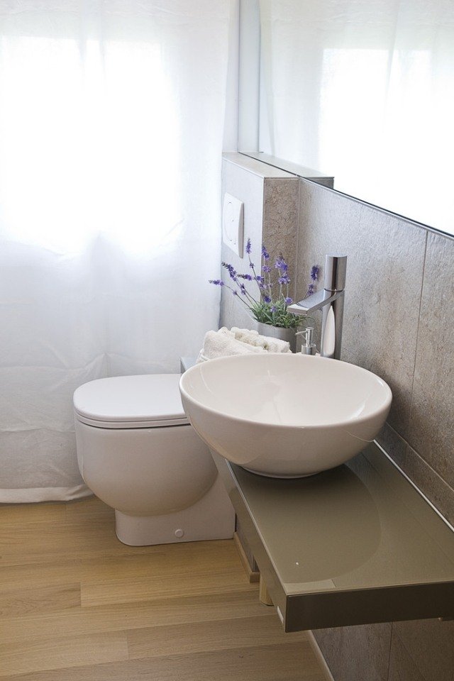 idéer för små badrum handfat-flytande-runt-bänkskåp