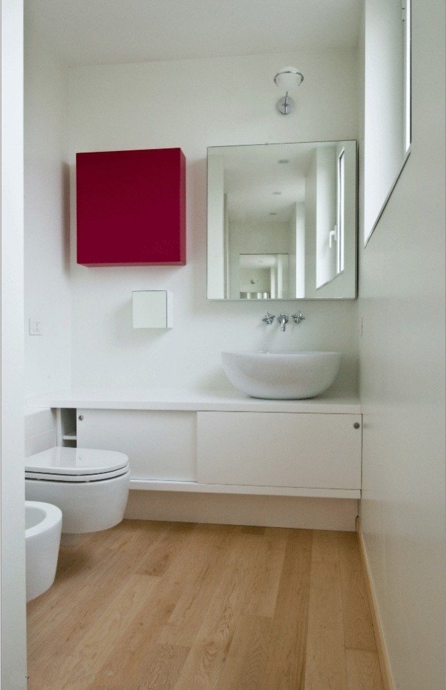 idéer-liten-bader-trä-golv-spegel-skåp-kvadrat-vit-liten-vägg-handfat