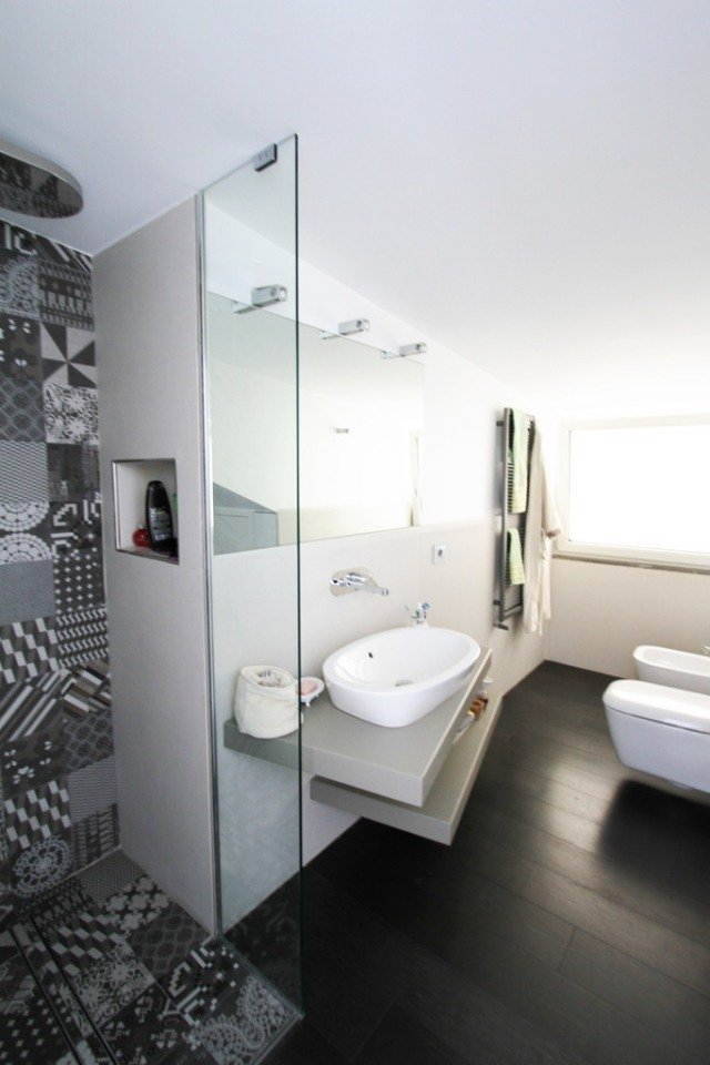 idéer-litet-badrum-dusch-mosaik-svart-vitt-mönster-glas-vägg-designer-fåfänga