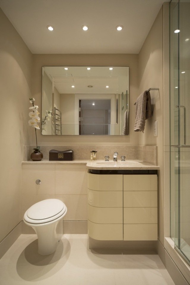 idéer-liten-bader-beige-vägg-måla-hörn-handfat-duschkabin