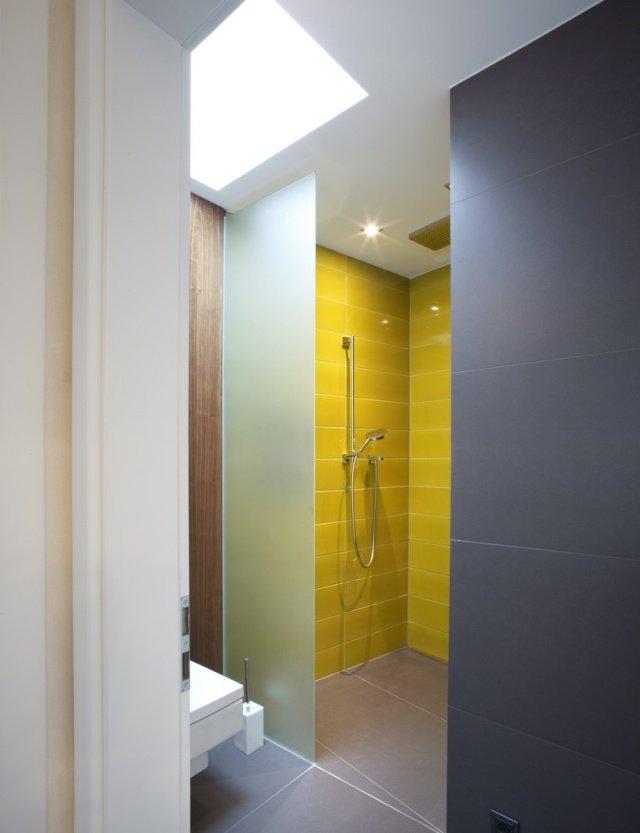 idéer-litet-badrum-dusch-gul-kakel