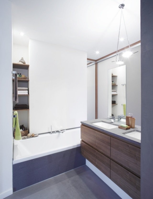idéer-litet-badrum-badkar-hyllor-nisch-trä-fåfänga