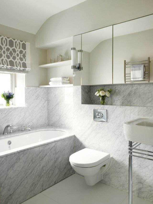 idéer-litet-badrum-bad-fönster-marmor-kakel-spegel-skåp-hyllor-väggnisch