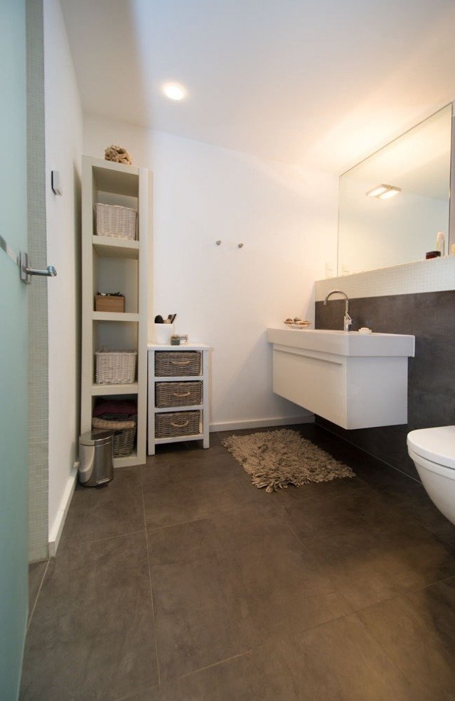 badrum-förvaring-stående-hyllor-korg-förvaring-bruna golvplattor